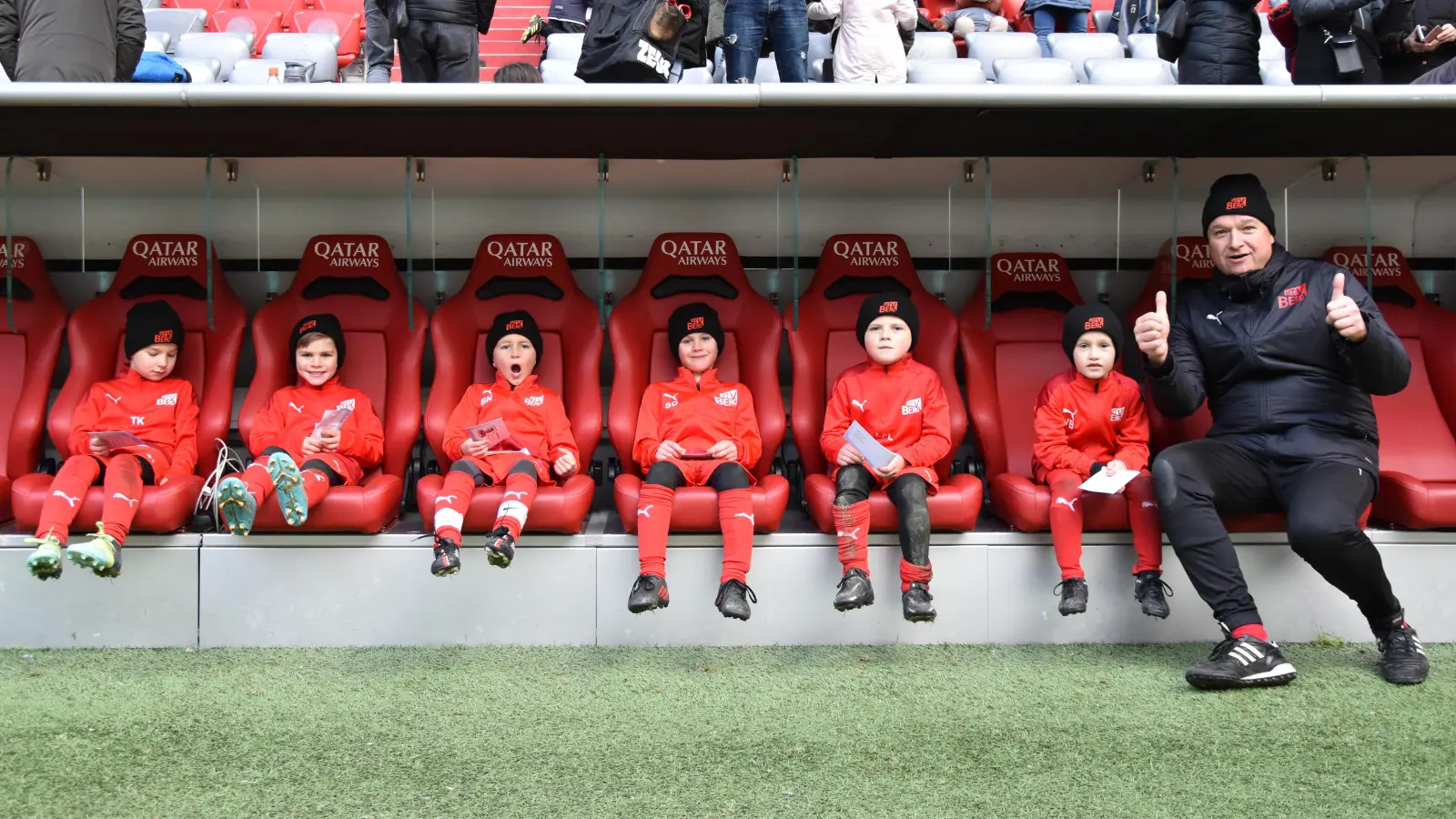 Kleine Fußballer ganz groß: Die G1-Jugend des MTV Berg mit Trainer Thorsten Schmale beim FUNino Turnier in der Allianz Arena. (Foto: MTV Berg a.W.e.V.)