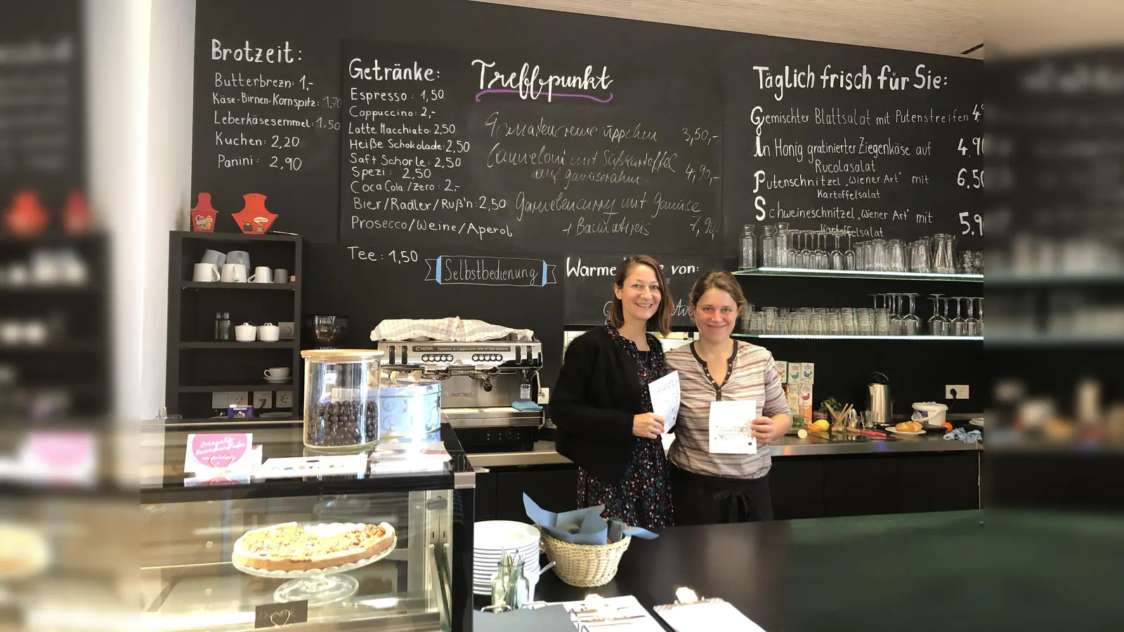 Alexandra Bitterwolf (l.) und Christine Lesch vom Treffpunkt-Team freuen sich immer über neue Gäste. (Foto: hw)