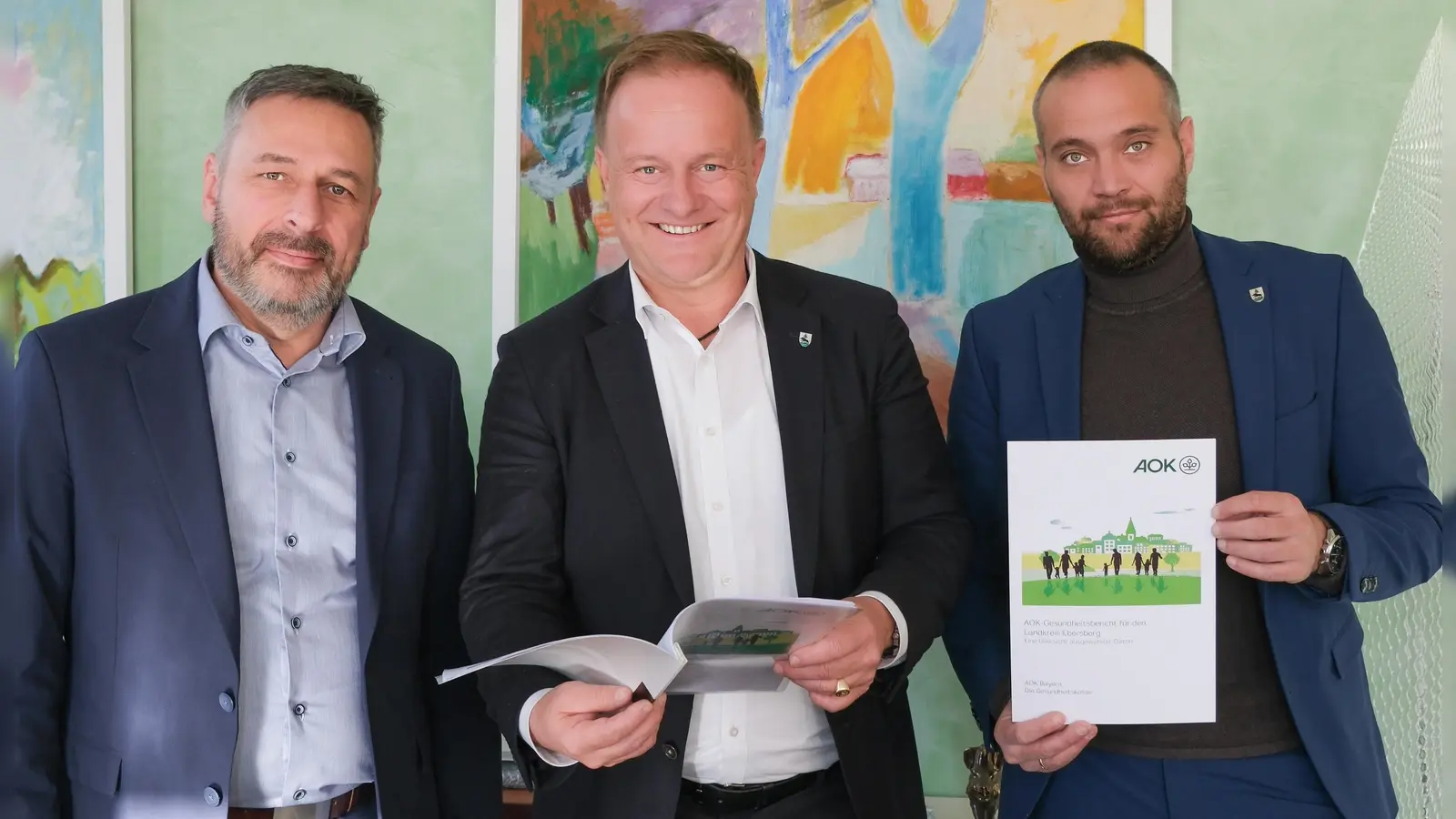 Bernhard Frey (Leiter AOK Ebersberg), Landrat Robert Niedergesäß und Jochen Specht (Sachgebietsleiter Sozialplanung und Demografie) bei der Durchsicht des brandaktuellen Gesundheitsberichts für den Landkreis. (Foto: LRA Ebersberg)