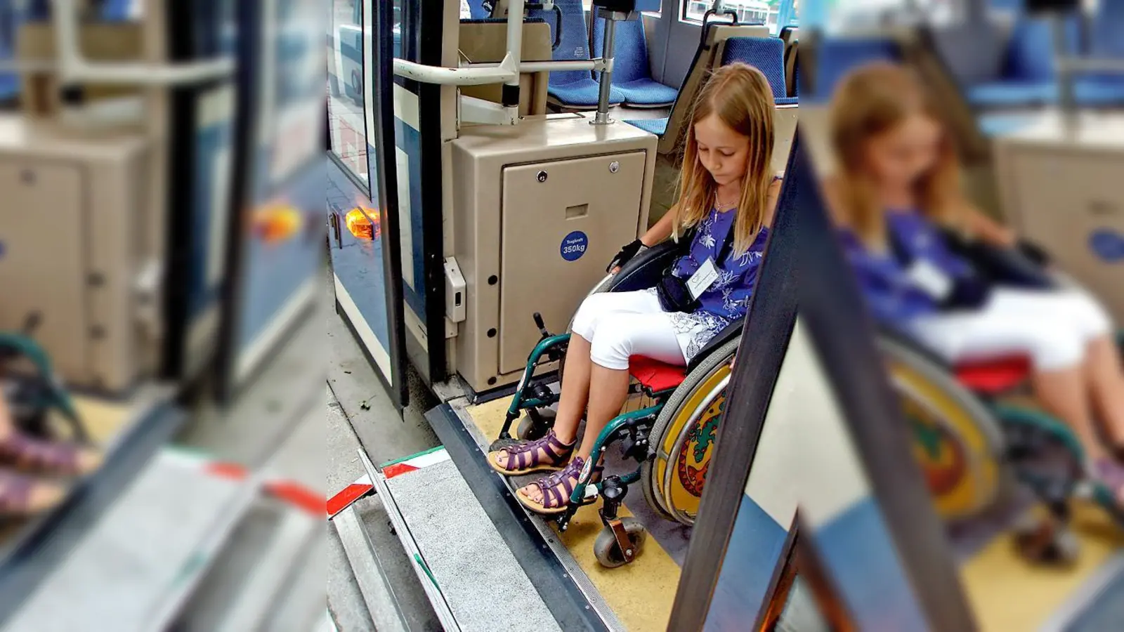 So kommt man also als Rollstuhlfahrer in und aus der Tram: Eine Hubrampe macht es möglich.  (Foto: VA)