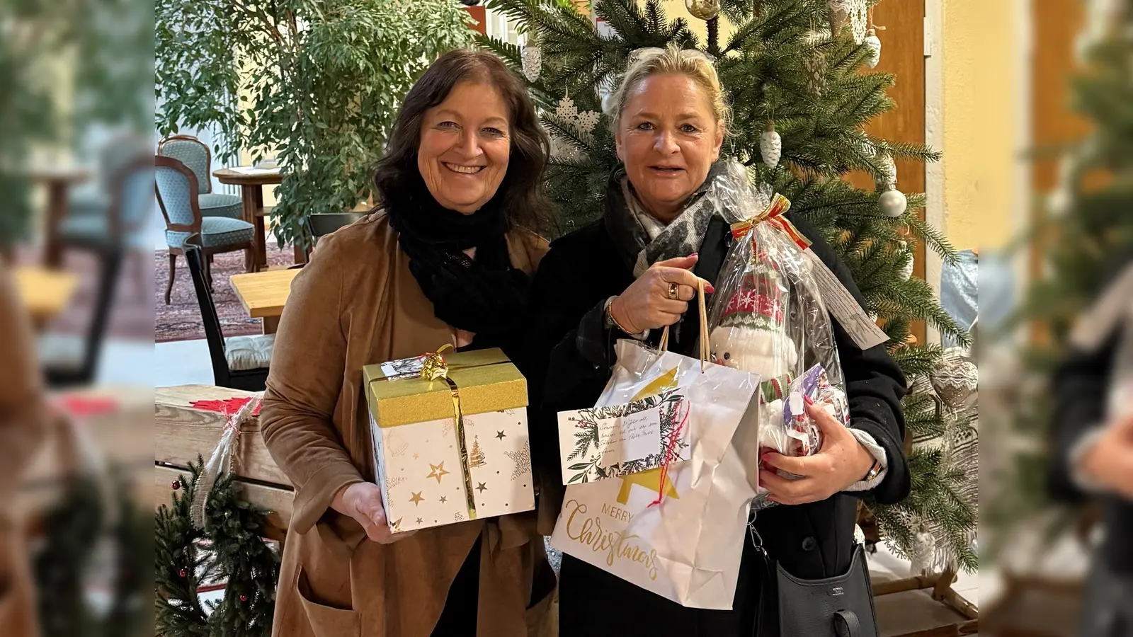 Alle Hände voll zu tun hatten Edith Fuchs und Michaela Merzendorfer bei der Aktion Weihnachtswunschbaum, die armen Menschen eine Freude machen will. (Foto: Frauen-Union )