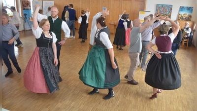 Kurzweilig und locker wurden die Basisschritte mit Walzer, Polka und Dreher vermittelt.  (Foto: Werner Grimmeiß)