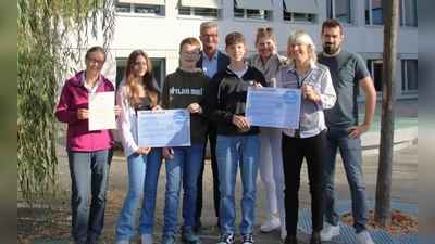 Die Schülerinnen und Schüler überreichten Margarete Bader von der Elterninitiative (links) und Sabine Behringer von JoMa-Projekt e.V. (2. von rechts) Spendensummen in Höhe von jeweils 1.150 Euro. Bei der Übergabe waren (hintere Reihe von links) Schulleiter Christian Schmitz sowie die Lehrkräfte Melanie Wederhake und Andreas Drexl anwesend. (Foto: Realschule Herrsching)