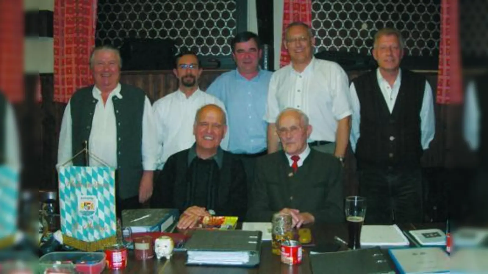 Bewährtes Team (v.l.): Günter Bauer, Reinhard Bauer jun., Dietmar Ressel, Alfred Lehmann, Manfred Rickert, davor sitzend die Ehrenmitglieder Pater Roland Geßwein und Wolfgang Ressel. (Foto: pi)