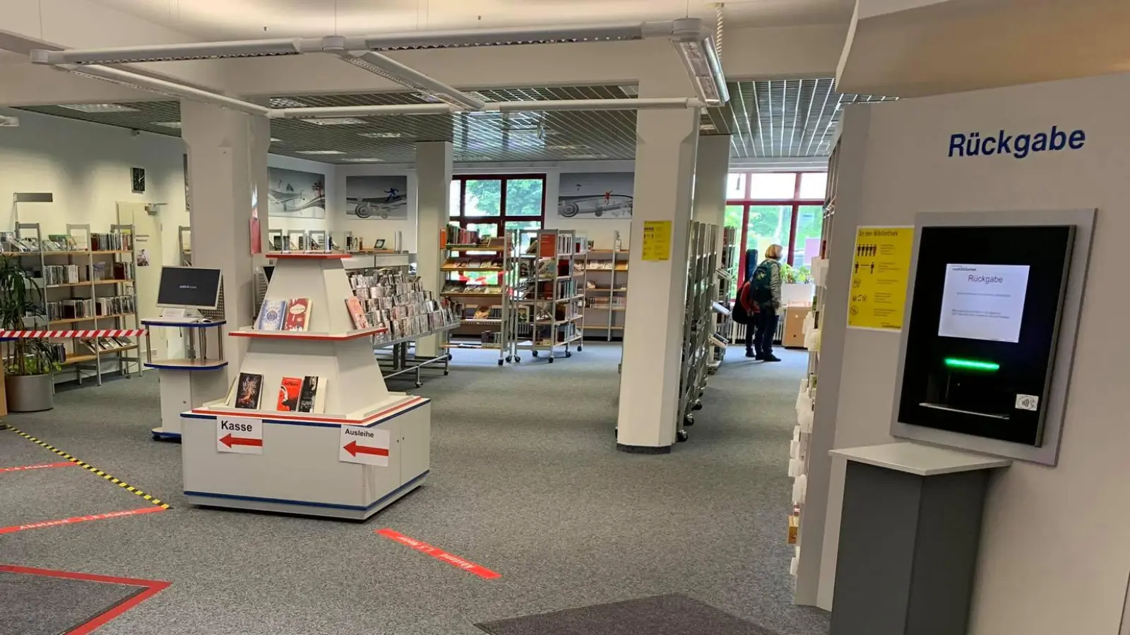 Die Stadtbibliotheken, hier die Bücherei in Moosach, dürfen mit ihrem Corona-Konzept zunächst offen bleiben. (Foto: dm)