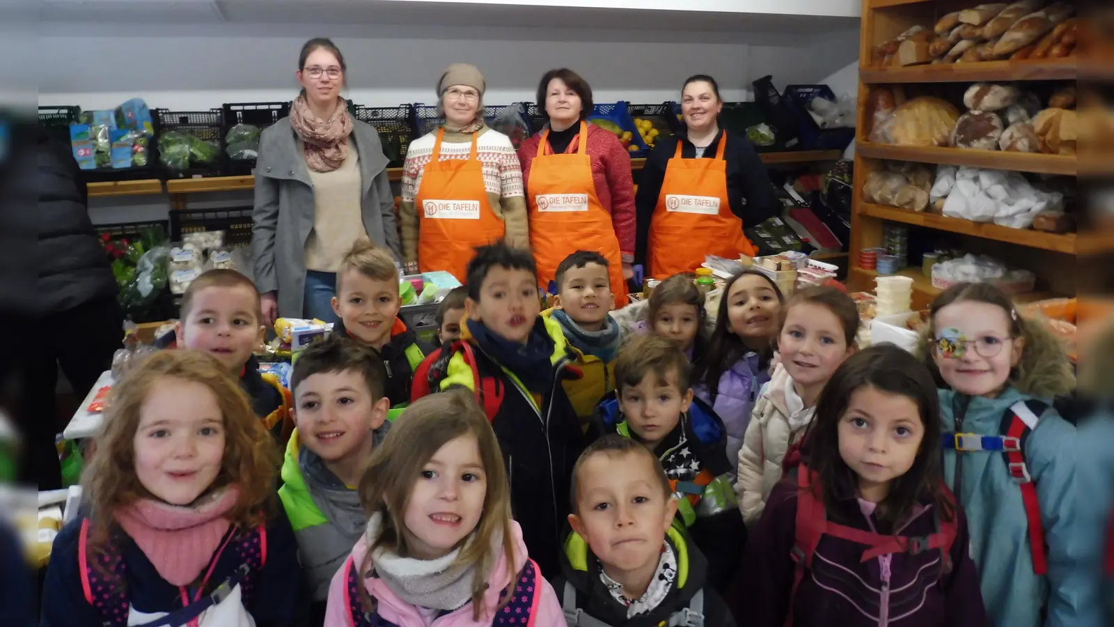 Die eifrigen Kinder vom BRK-Haus Kraxelbaum übergaben die Lebensmittelspenden an die Tafel. (Foto: BRK Kinderhaus)