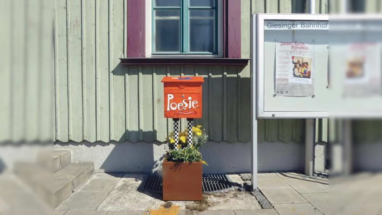 Inspirierend: Der wandernde Poesiebriefkasten vor dem Kulturzentrum Giesinger Bahnhof.	 (Foto: VA)