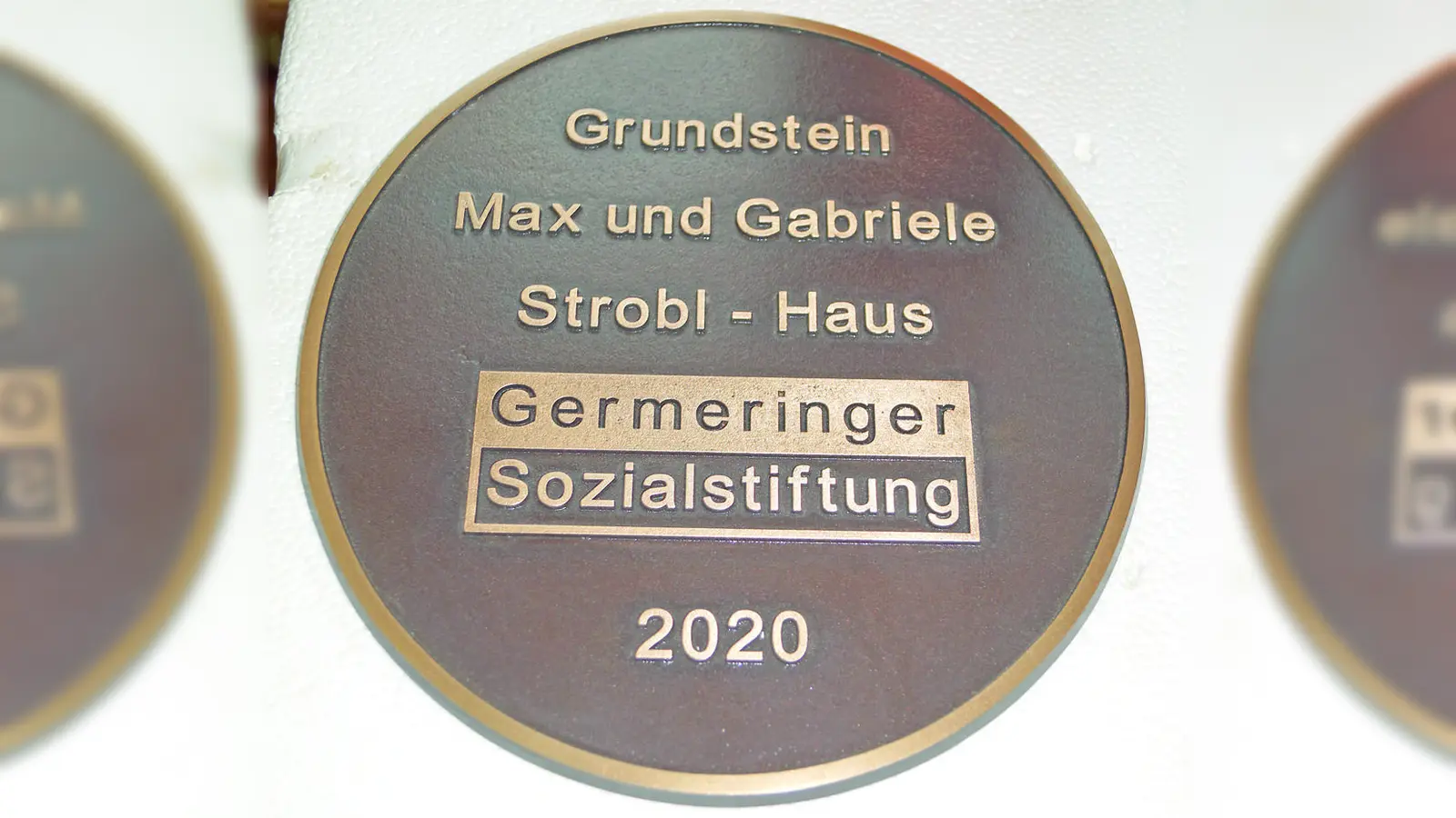 Vor zwei Jahren wurde der Grundstein für das Max-und-Gabriele-Strobl-Haus im Beisein der Stifterin gelegt. Jetzt ist Gabriele Strobl gestorben.  (Foto: pst)