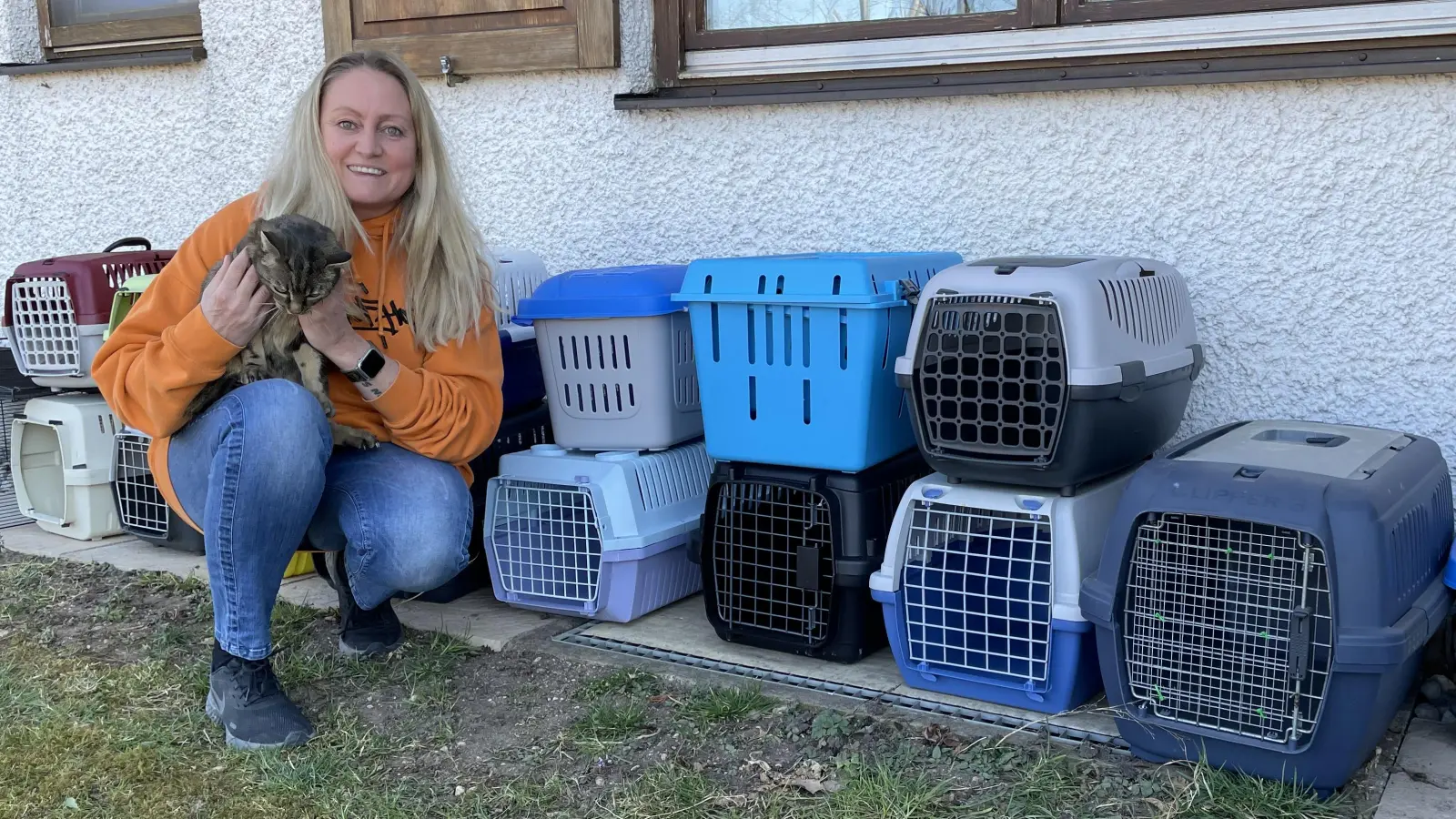 Joanna Brosig mit ihrem Kater Crash vor den gespendeten Transportboxen für Haustiere, die mit ihren Besitzern aus den ukrainischen Kriegsgebieten fliehen sowie für Tierheime und Kliniken. (Foto: pst)