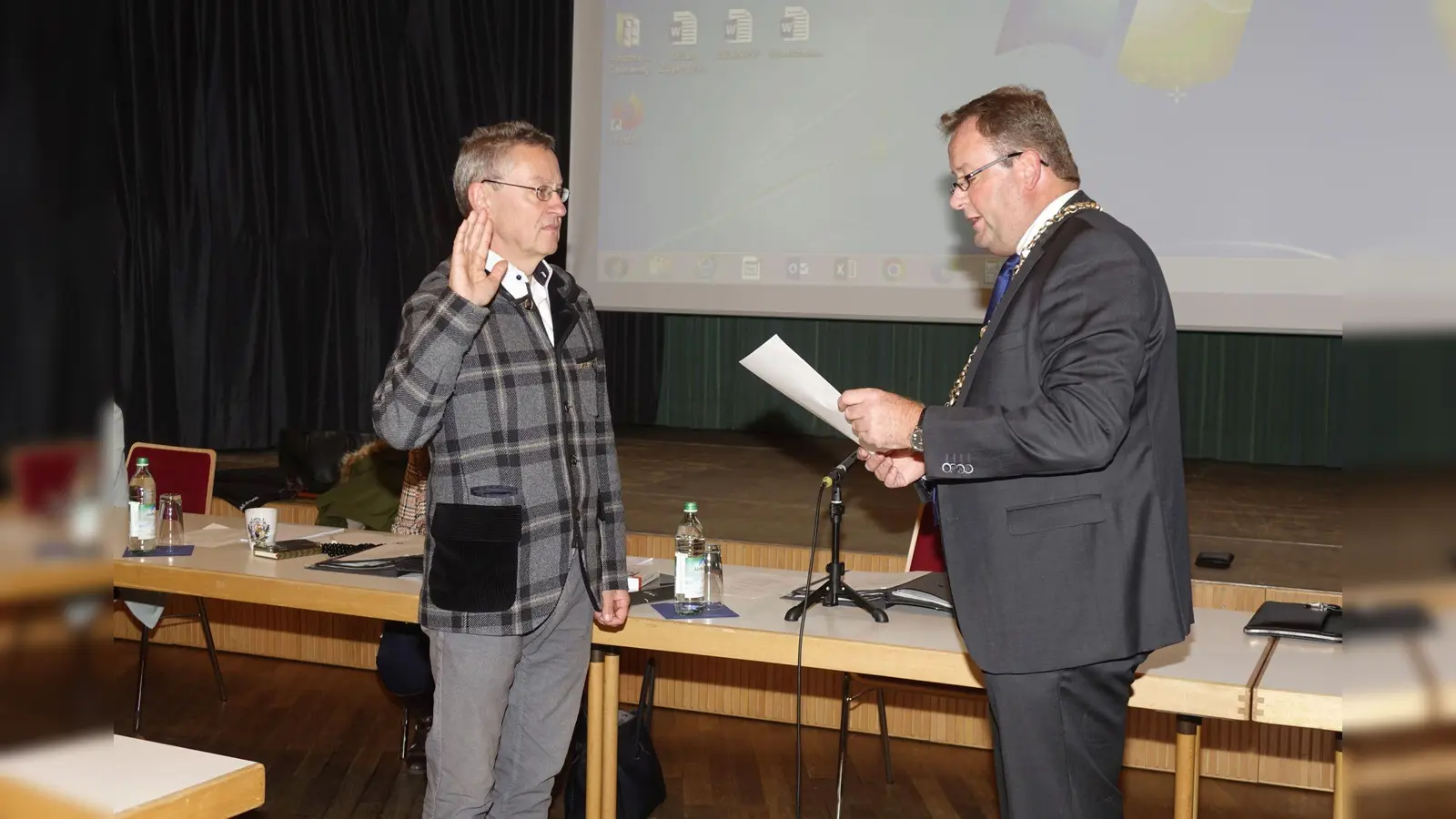 Bürgermeister Peter Köstler vereidigte Jürgen Evers. (Foto: Birgit Doll)