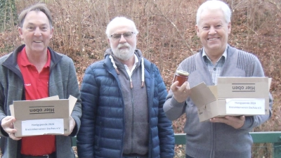 Albert Solleder (rechts) und der ehrenamtliche Helfer Robert Thalau (links) freuten sich über 60 Gläser Honig für die Tafel Dachau, die Walter Niedermeier mitgebracht hatte. (Foto: BRK)