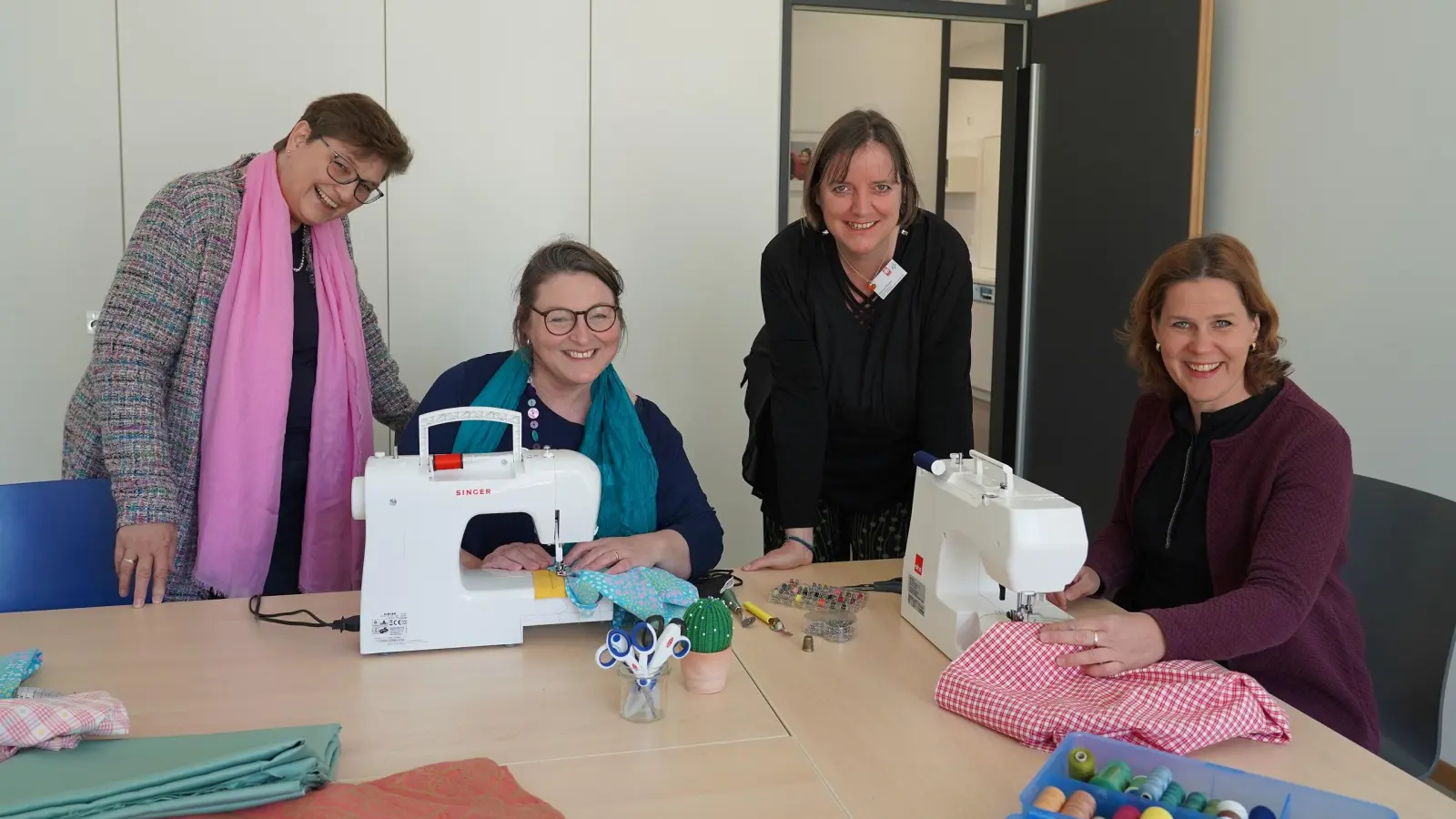 Caritas-Vorständin Gabriele Stark-Angermeier, die Leiterin der Caritas München-Süd Alexandra Hüller, Einrichtungsleiterin Martina Hübner und Bürgermeisterin Verena Dietl (von links) in der Nähwerkstatt für Kinder und Familien. (Foto: Caritas München/Müller-Ranetsberger)