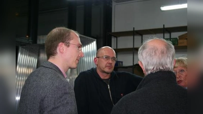 Pflegen gute Nachbarschaft: der Bäckermeister Bernhard Zöttl (li.) und der Schlosser Thomas Repke bei der Eröffnung des neuen Gewerbehofes am Westpark. (Foto: tg)