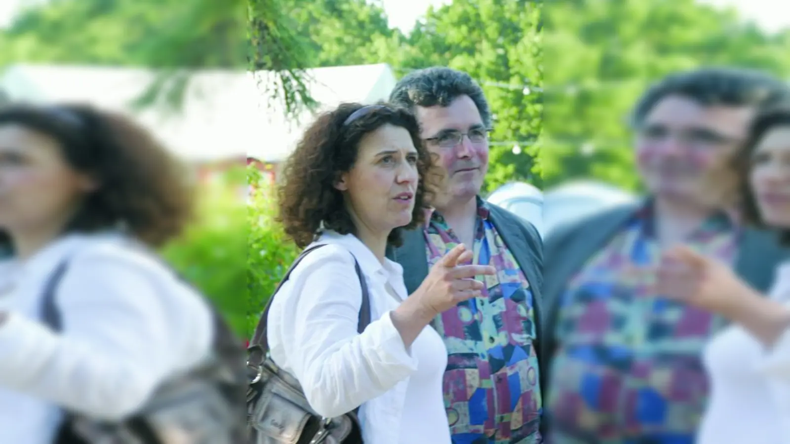 Stadträtin Brigitte Meier und der stellvertretende KJR-Geschäftsführer Gerhard Mayer beim Sommerfest im „Tent”. (Foto: pi)