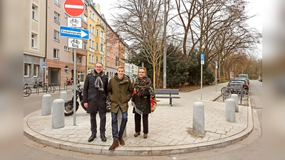 Bürgermeister Dominik Krause (Mitte), Baureferentin Jeanne-Marie Ehbauer und der Vorsitzende des Bezirksausschusses Ludwigsvorstadt-Isarvorstadt, Benoît Blaser, auf den neu gestalteten Verkehrsflächen Am Glockenbach. (Foto: Baureferat)