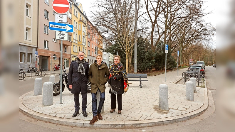 Bürgermeister Dominik Krause (Mitte), Baureferentin Jeanne-Marie Ehbauer und der Vorsitzende des Bezirksausschusses Ludwigsvorstadt-Isarvorstadt, Benoît Blaser, auf den neu gestalteten Verkehrsflächen Am Glockenbach. (Foto: Baureferat)