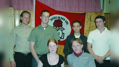 Ende Mai gründete sich die Juso-AG in Karlsfeld mit 10 jungen, politisch engagierten Leuten. Vorsitzender ist Philip Conrad (r.), seinen beiden Stellvertreter Annemarie Eckardt (vorne links) und Moritz Schuberth (l.). Die Beisitzer Thomas Theil (2.v.l.), Mark Sinico (vorne rechts) und Ethan Magnet (2.v.r.) ergänzen den Vorstand. Die Jungsozialisten der SPD möchten sich auf kommunalpolitischer Ebene für Karlsfeld und dessen Jugend einsetzen. Das politische Augenmerk liegt dabei auf Bildung und Integration. (Foto: Juso-AG Karlsfeld)