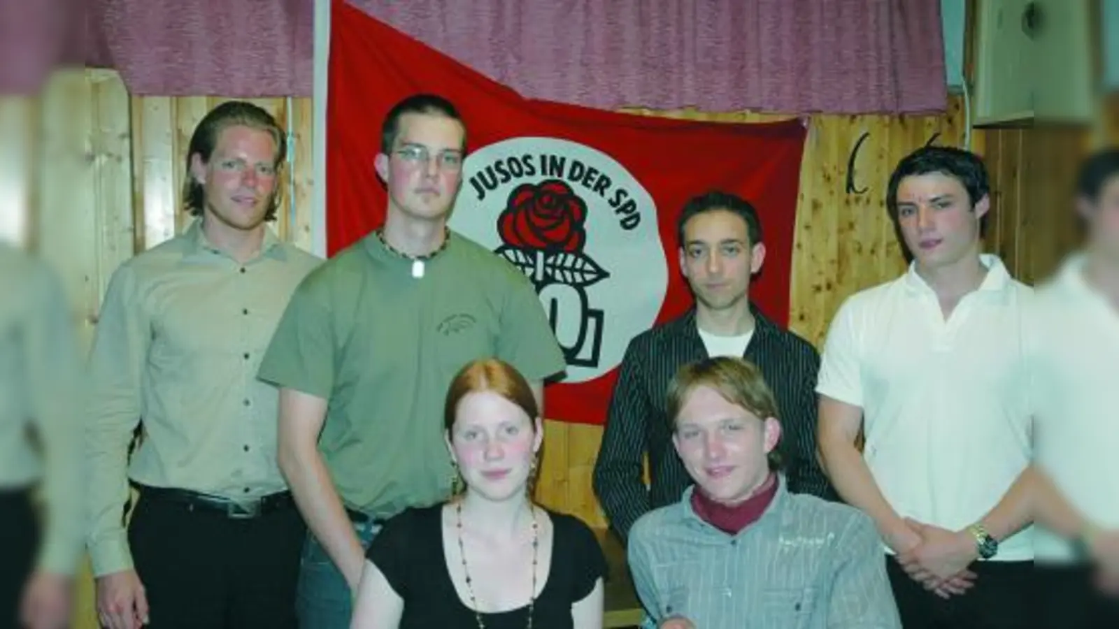 Ende Mai gründete sich die Juso-AG in Karlsfeld mit 10 jungen, politisch engagierten Leuten. Vorsitzender ist Philip Conrad (r.), seinen beiden Stellvertreter Annemarie Eckardt (vorne links) und Moritz Schuberth (l.). Die Beisitzer Thomas Theil (2.v.l.), Mark Sinico (vorne rechts) und Ethan Magnet (2.v.r.) ergänzen den Vorstand. Die Jungsozialisten der SPD möchten sich auf kommunalpolitischer Ebene für Karlsfeld und dessen Jugend einsetzen. Das politische Augenmerk liegt dabei auf Bildung und Integration. (Foto: Juso-AG Karlsfeld)