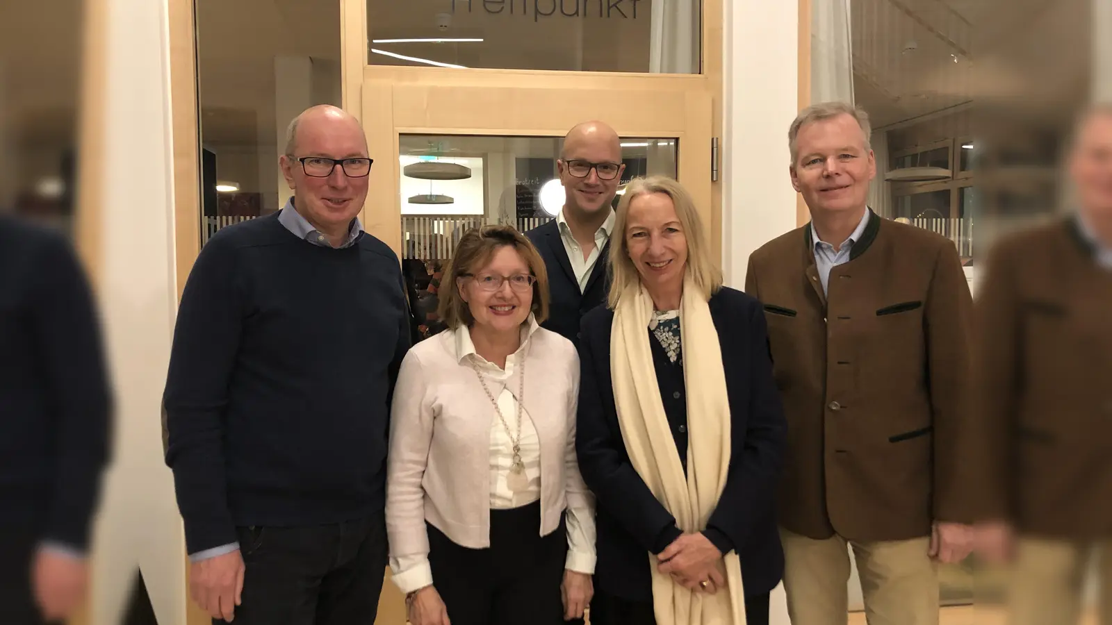 Der neue Vorstand der Nachbarschaftshilfe Grünwald: Frank Lamby, Dorothea Ramsauer-Burghardt, Geschäftsführer Tobias Sicheneder, Barbara Portenlänger-Braunisch und Bürgermeister Jan Neusiedl (v.l.).  (Foto: hw)