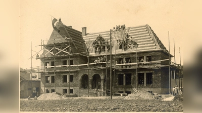 Das Tutzinger Rathaus während der Bauphase.  (Foto: Familie Dreisbusch/Lorenz)