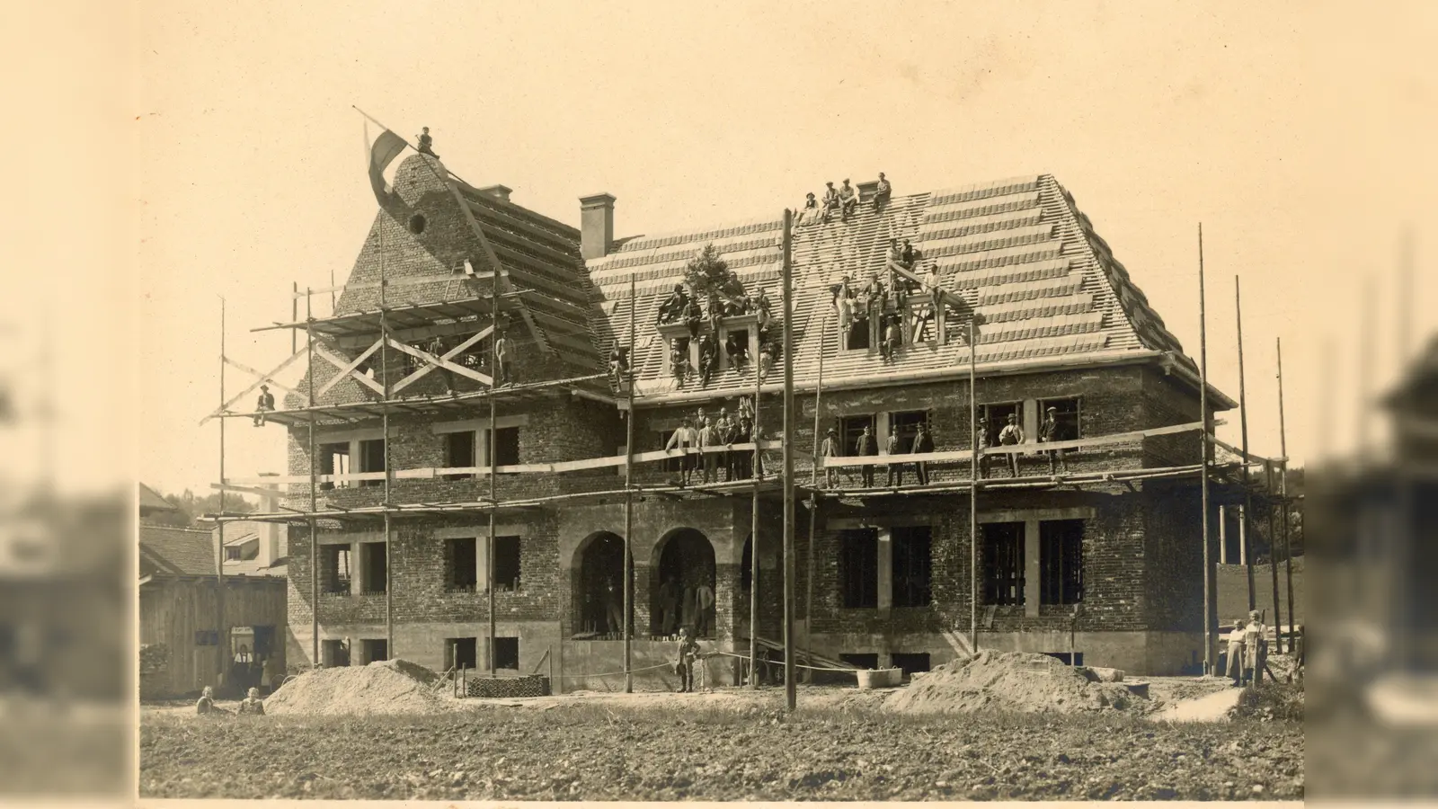 Das Tutzinger Rathaus während der Bauphase.  (Foto: Familie Dreisbusch/Lorenz)