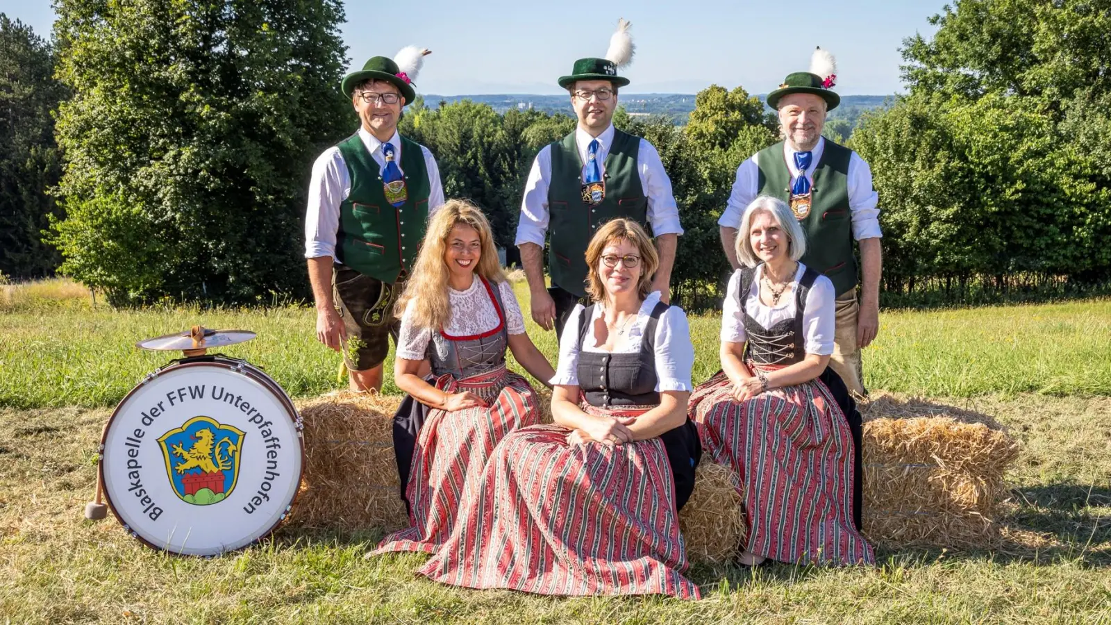 Die aktuelle Vorstandschaft der Blaskapelle der Freiwilligen Feuerwehr Unterpfaffenhofen: Vorne (von links) Sabine v. Osterroth (2. Vorsitzende), Christine Stege (1. Vorsitzende) und Sabine Pirsig (Schriftführerin); hinten (von links) Martin Mitgefaller (musikal. Beratung), Florian Loch (musikal. Leitung), Dieter Kuttenberger (Kassenwart). (Foto: Carsten Schütz)