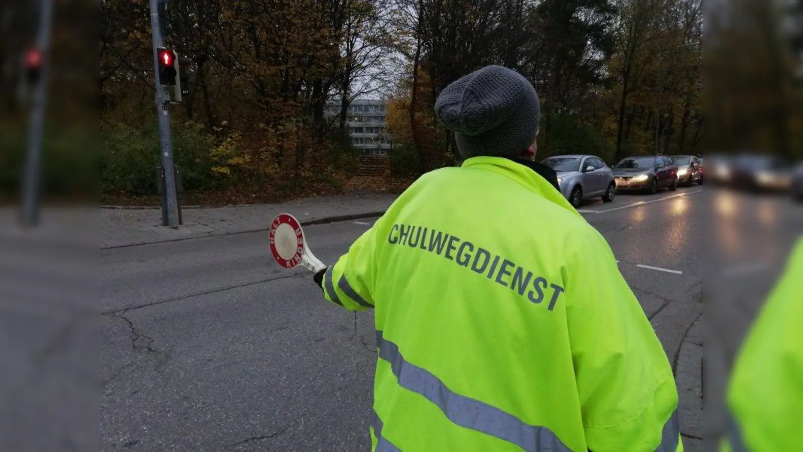 Sicher über die Straße geleitet diese Schulweghelferin die Aubinger Kinder. (Foto: Schmidt)