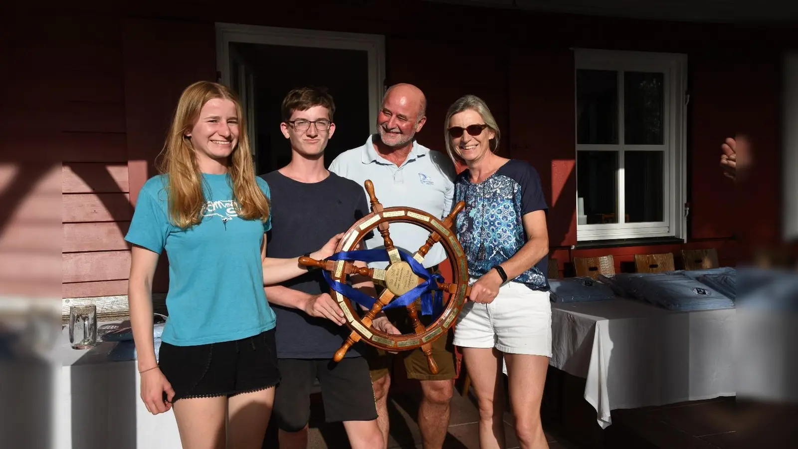 Die Crew von Alex Bichler vom HSC hatte die 7,5 Seemeilen der ersten Runde für das „Blaue Band vom Ammersee” am schnellsten absolviert. Im Bild Anna, Maxi, Alex und Maria Bichler (v.l.).<br> (Foto: M. Geiger)