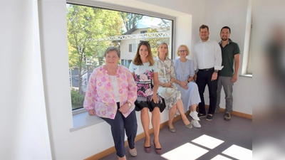 Stadträtin Heike Kainz (l.), Kommunalreferentin Kristina Frank (2.v.l.) sowie der Vorstand der Spielwerkstatt Allach-Untermenzing (v.l.) Kerstin Hoffmann, Angela Siebzehnrübl, Jonathan Bartek und Roland Gratzl. (Foto: LHM)