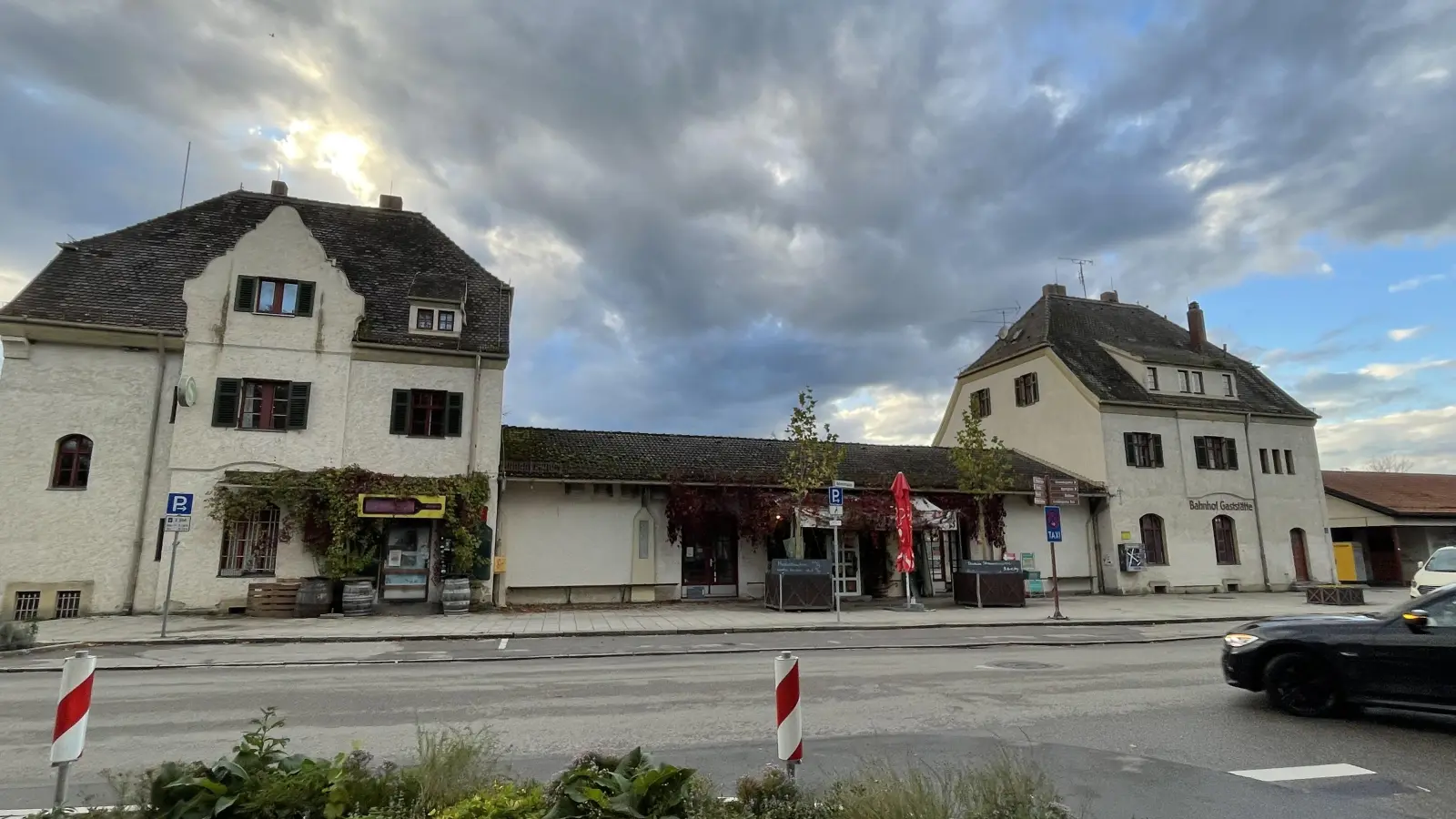 Außen hui, innen pfui? Das soll sich ändern. Der denkmalgeschützte Bahnhof Herrsching wird renoviert.  (Foto: pst)