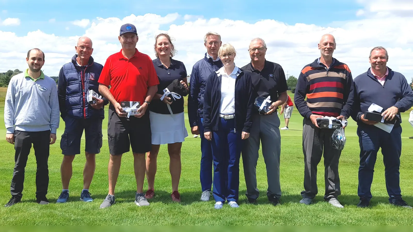 Strahlende Sieger (von links): Patrick Miller (Assistent der Anlagenleitung), Marco Ehmer, Andreas Jehra, Stephanie Buchta, Walter Drum und Christine Widmann (Veranstalter), Peter Widmann, Peter Eggendorfer sowie Fabrice Flamand haben beim dritten Turnier der Golfoptiker Trophy gewonnen. (Foto: Golfrange)