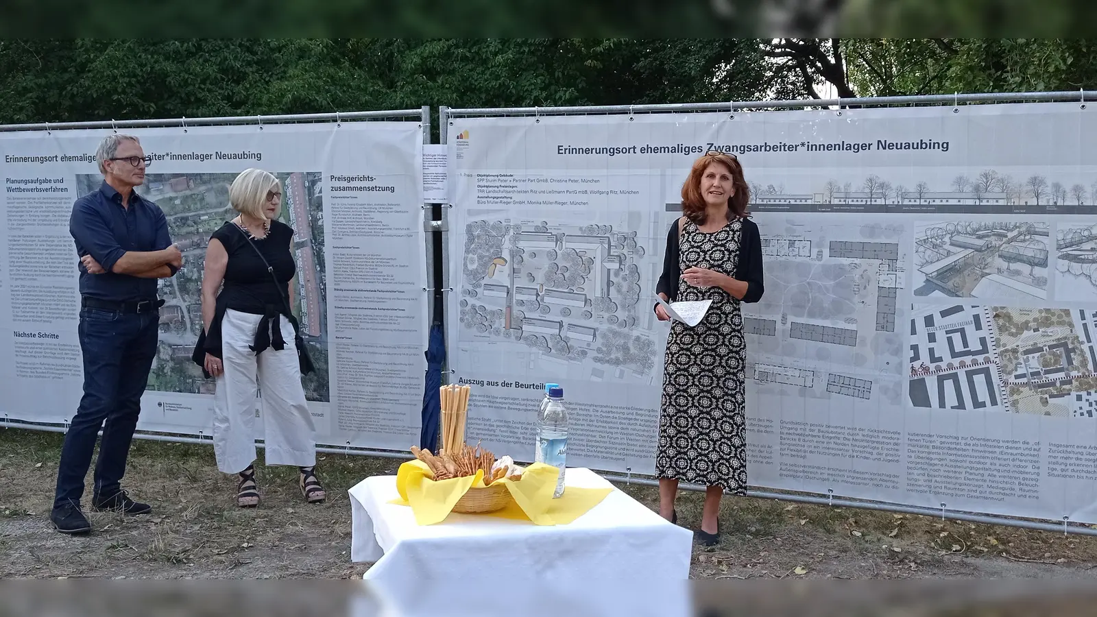 Bei einer kleinen Feierstunde wurde die Open-Air-Ausstellung auf dem Gelände des ehemaligen Zwangsarbeiterlagers in Aubing eröffnet.  (Foto: Oberdörfer)