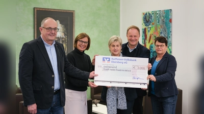 Axel und Birgit Weingärtner, Angela Rupp (Frauennotruf Ebersberg), Landrat Robert Niedergesäß und Marion Wolinski (Leiterin Abteilung Soziales im Landratsamt) bei der Spendenübergabe. (Foto: Landratsamt Ebersberg)