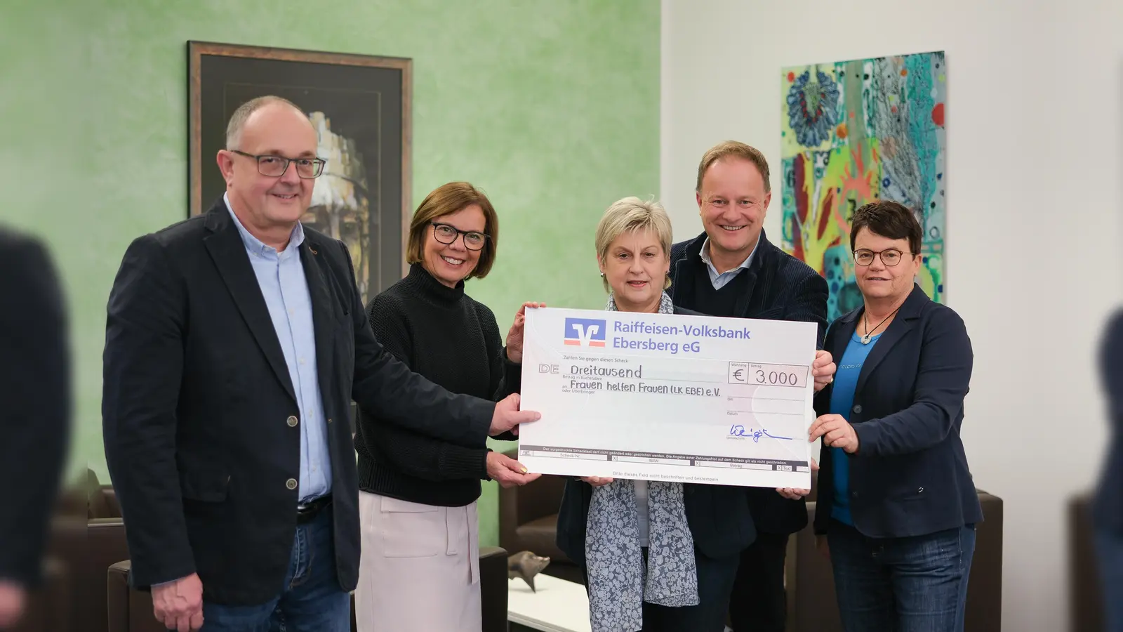 Axel und Birgit Weingärtner, Angela Rupp (Frauennotruf Ebersberg), Landrat Robert Niedergesäß und Marion Wolinski (Leiterin Abteilung Soziales im Landratsamt) bei der Spendenübergabe. (Foto: Landratsamt Ebersberg)