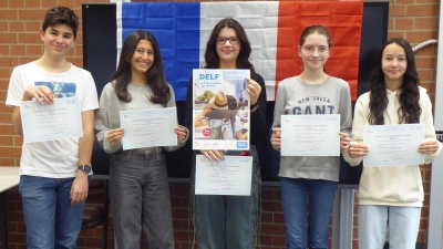 Von links nach rechts: Maximilian Popp (9C), Leonie Freire Araujo (11A), Gioia Damerau (8A), Emilia Evers (8A) und Karoline Dong (8A). Nicht auf dem Bild sind Elena Facchini (derzeit im Ausland) und Lucas Lupsa (9A). (Foto: Gymnasium Dorfen)