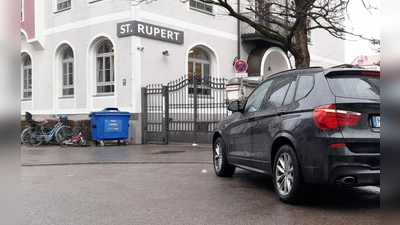 Regelmäßig blockieren Eltern, die ihre Kinder zum Kinderhaus St. Rupert fahren, mit ihren Wagen die Feuerwehrzufahrt. (Foto: Beatrix Köber)