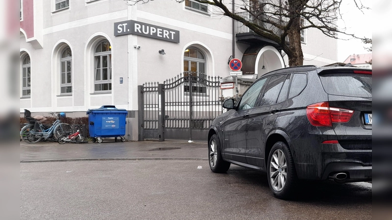 Regelmäßig blockieren Eltern, die ihre Kinder zum Kinderhaus St. Rupert fahren, mit ihren Wagen die Feuerwehrzufahrt. (Foto: Beatrix Köber)