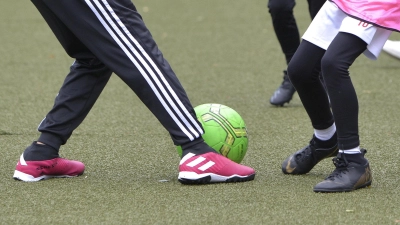 Fußball nur für Mädchen: Das Projekt „Mädchen an den Ball” wird nun auch in Kooperation mit dem TSV Solln umgesetzt. (Foto: Simone Bauer/Archiv)