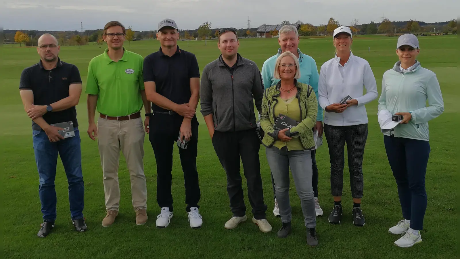 Sven Koopmann (von links), Andreas Aumann, Boris Grabovac, Matthias Reckmeyer, Susanne Medele, Michael Hennl, Sandra Müller und Katrin Wegscheider haben am diesjährigen Abgolfen teilgenommen. (Foto: Golfrange)