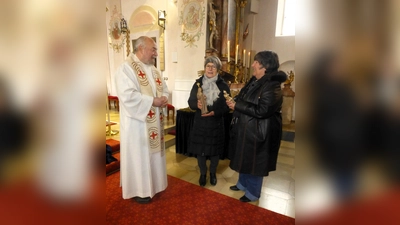 Als kleines Dankeschön überreichte Pfarrer Norbert Joschko zum Abschied kleine Heiligenfiguren an Irmengard Bründl und Renate Bumberger. (Foto: Georg Rittler)