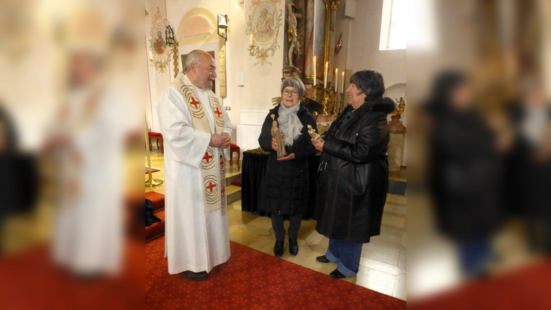 Als kleines Dankeschön überreichte Pfarrer Norbert Joschko zum Abschied kleine Heiligenfiguren an Irmengard Bründl und Renate Bumberger. (Foto: Georg Rittler)