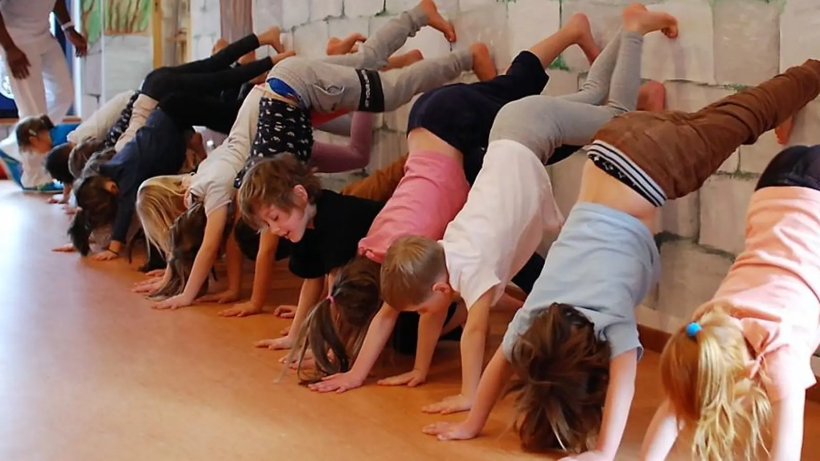 Alle „Zwergerl” machten begeistert mit beim Capoeira-Workshop. (Foto: BRK Dachau)