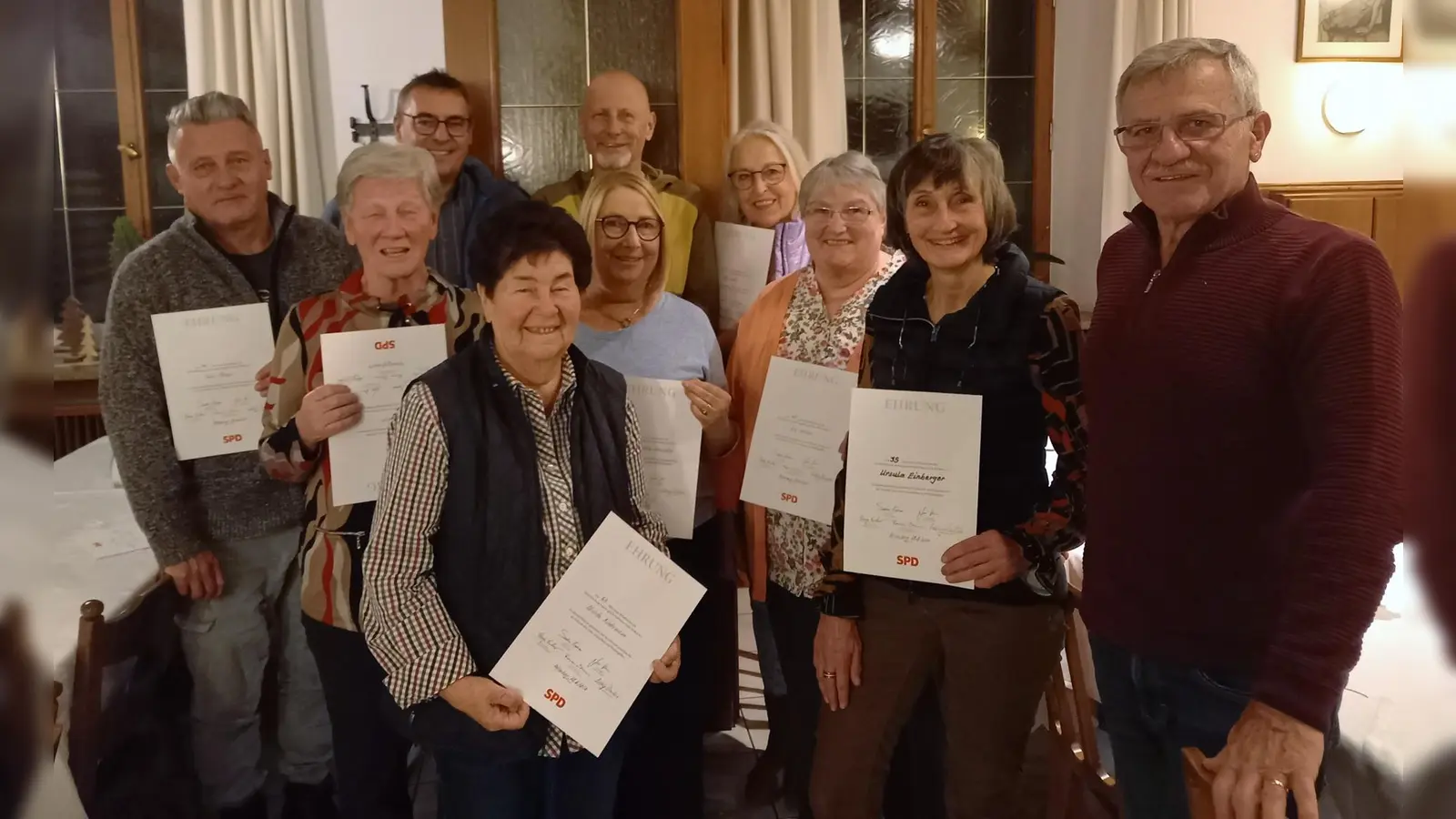 Für ihre langjährige Mitgliedschaft geehrt: Das Foto zeigt im Vordergrund Christa Niedermaier, in der Mitte von links nach rechts Peter Blome, Steffi Dusel, Karin Streicher-Leibold, Ute Forstner und Ludwig Paulus, hintere Reihe Robert Halbritter, Hans Streicher und Jutta Fischer. Es fehlen auf dem Foto Annemarie Heidrich und Claudia Bichlmeyr. (Foto: red)