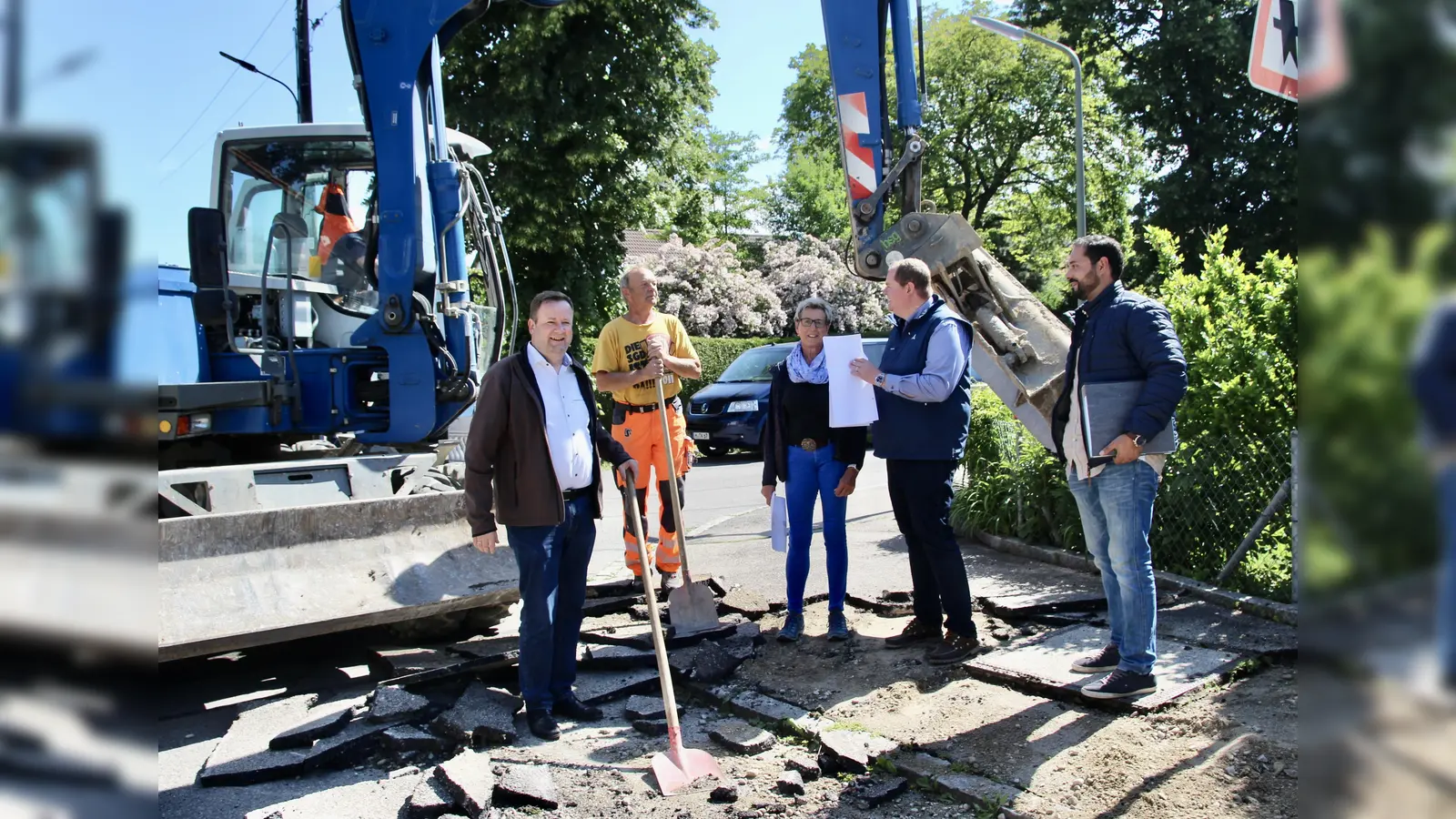 „Wir starten endlich!“ (von links): Rathausmitarbeiterin Sabine Vilano, Bürgermeister Peter Köstler, die Bauarbeiter Ronny Buttermilch (im Fahrerhaus) und Thomas Venus sowie Florian Haas von Ingenieurbüro Haas und Rouven Lang von der Firma Richard Schulz. (Foto: us)