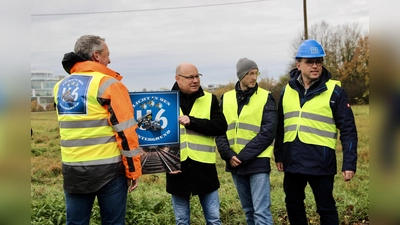 Comic für gute Kommunikation: Am Rande der künftigen Großbaustelle präsentieren Gemeinde und Bauverantwortliche das Logo für dei U-Bahnverlängerung: einen kleinen Maulwurf mit Bauplänen. V.l. Jörg Wüst als verantwortlicher Projektleiter des Bauunternehmens Leonhard Weiss, Bürgermeister Hermann Nafziger, Dimitri Steinke vom Projektmanagement und Stefan Schaudig von der Verwaltung (v.l.). (Foto: us)