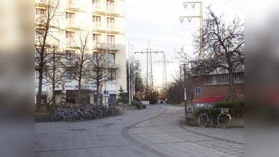 Problemlos  und ebenerdig kommt man vom Bahnzugang an der Friedrichshafener Straße (Backsteingebäude rechts) zu allen Ladengeschäften und Arztpraxen im „Forum am Westkreuz“ – und das soll nach Meinung der Anwohner und der BA-Mitglieder auch so bleiben. (Foto: Eva Schraft)