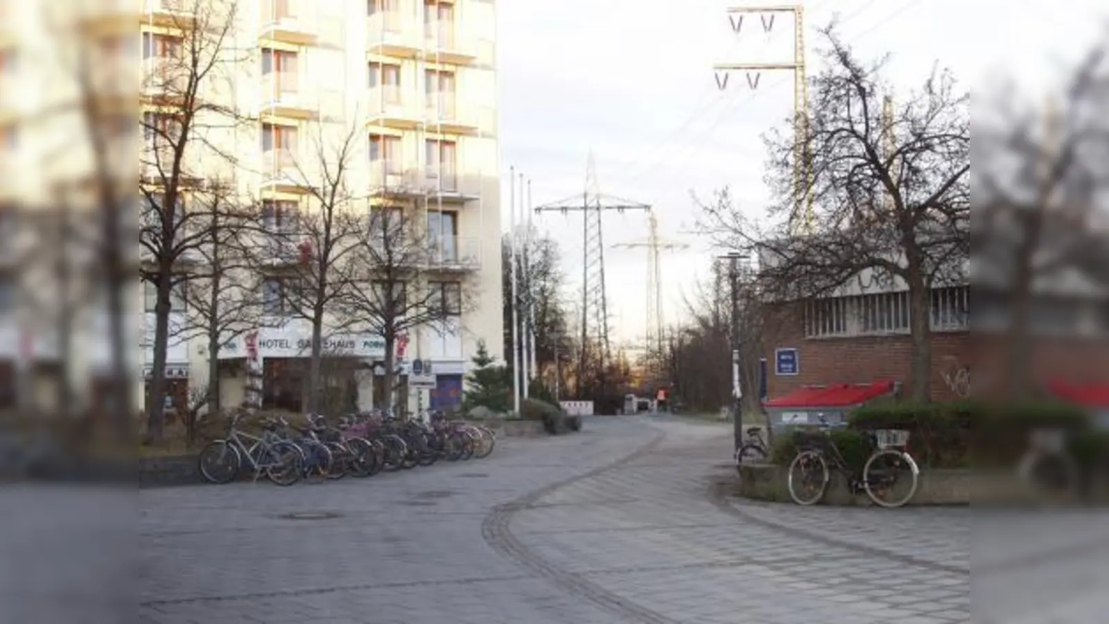 Problemlos  und ebenerdig kommt man vom Bahnzugang an der Friedrichshafener Straße (Backsteingebäude rechts) zu allen Ladengeschäften und Arztpraxen im „Forum am Westkreuz“ – und das soll nach Meinung der Anwohner und der BA-Mitglieder auch so bleiben. (Foto: Eva Schraft)