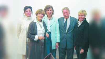 Gedankenaustausch: v.l. Gabriele Närz, Gisela Kloepfer, Renate Unterberg, Otmar Bernhard und Inge Fischer (Foto: Margot Günther)