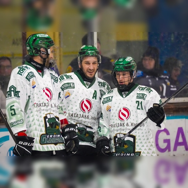 Sie freuen sich auf das Wochenende, v.l.: Florian Zimmermann, Maximilian Forster und Erik Modlmayr. (Foto: Erding Gladiators)