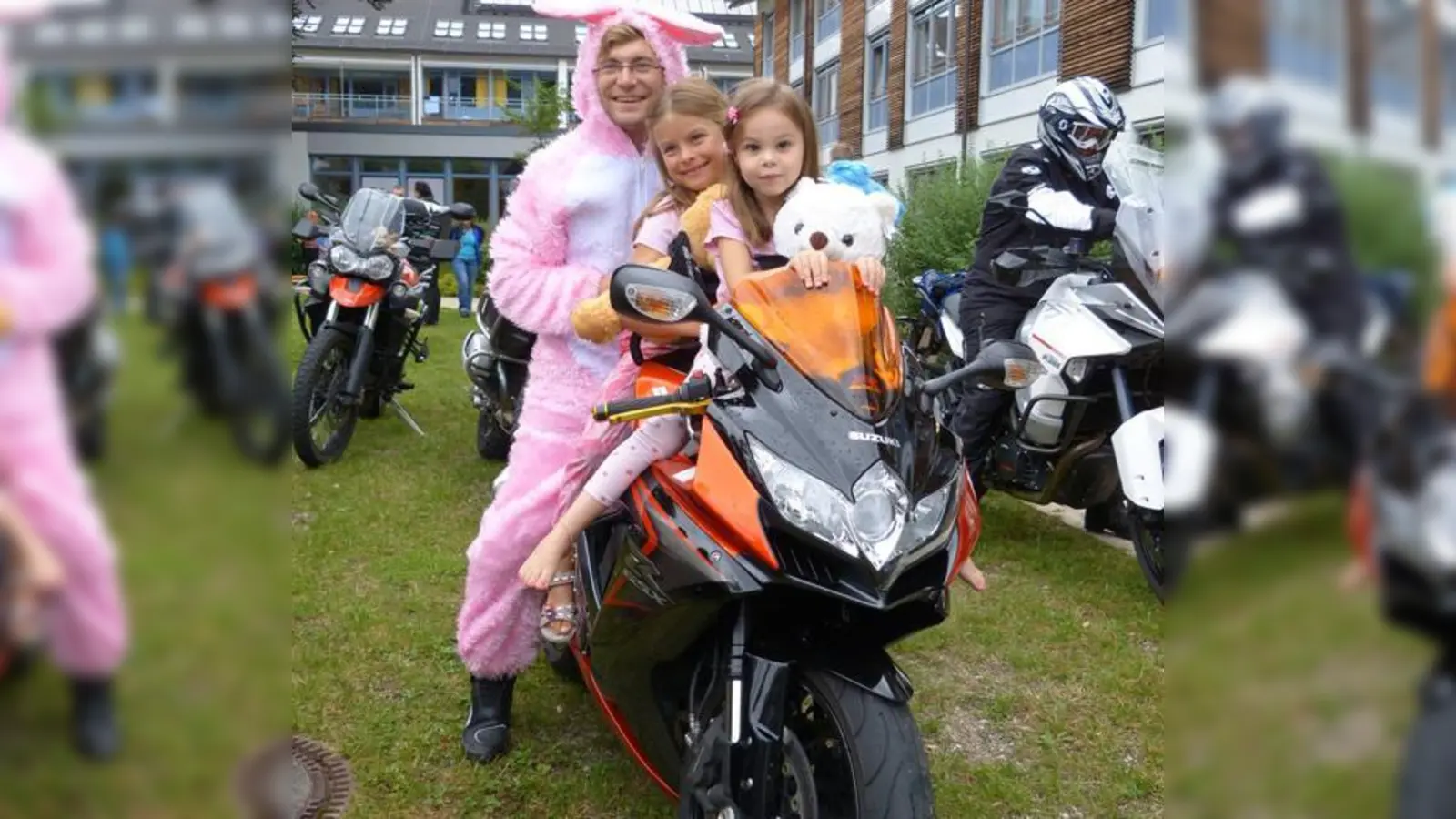 Beim Kinderhaus AtemReich freut man sich immer, wenn die weißen und rosa Hasen auf ihren Maschinen zu Besuch sind.	 (Foto: Streetbunnycrew)